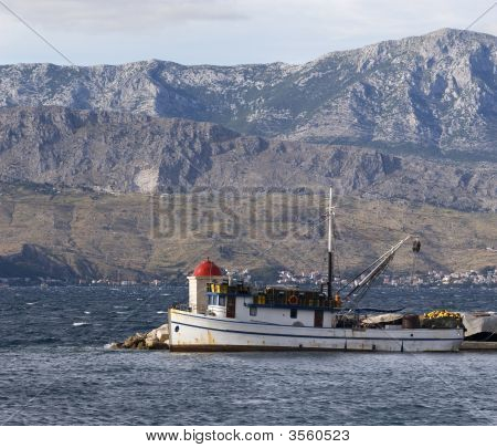 Bateau de pêche dans le port