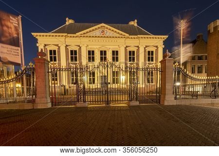 The Hague , Februari 17 2019: The Hague, The Netherlands. Building Of The Mauritshuis With Long-flut