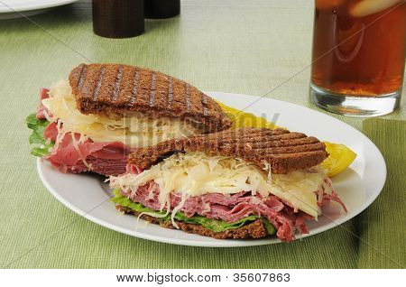 Reuben Sandwich på mørke rug