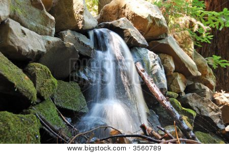 Creek vodopád na slunci