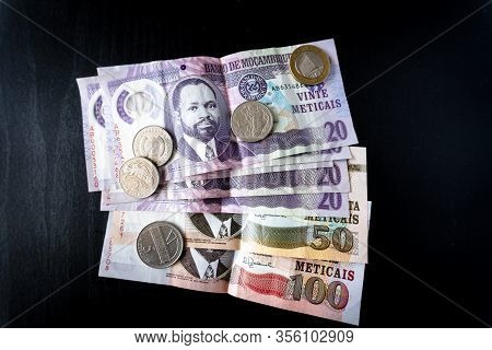 Mozambican Metical - Banknotes And Coins From Mozambique