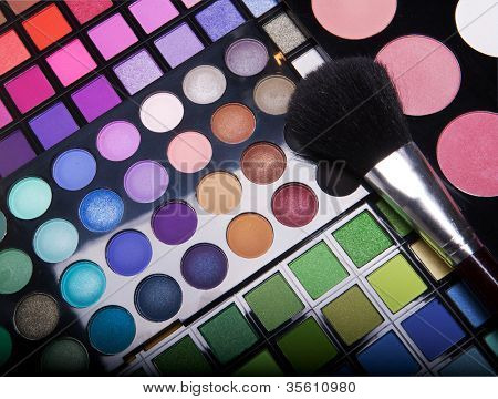  sombras de ojos multicoloras con cepillo de cosméticos