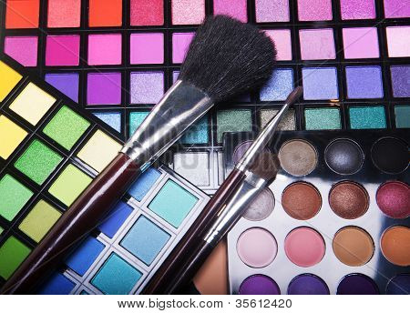  sombras de ojos multicoloras con cepillo de cosméticos