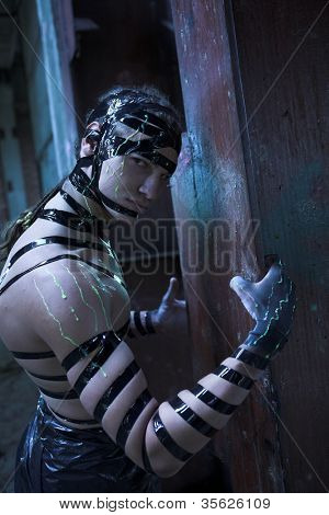 Mies luova face-art. Cyber zombi tyyli. Ampui rakennuksen.