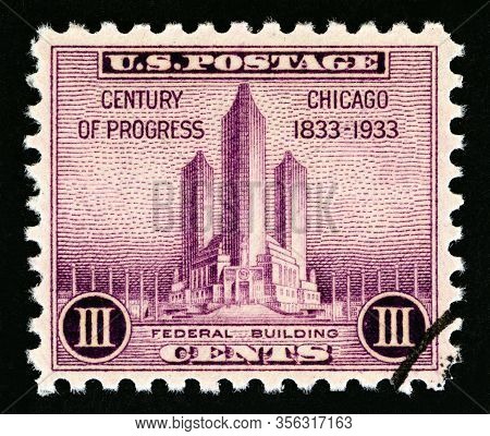 Usa - Circa 1933: A Stamp Printed In Usa Shows Federal Building At Chicago, Circa 1933.