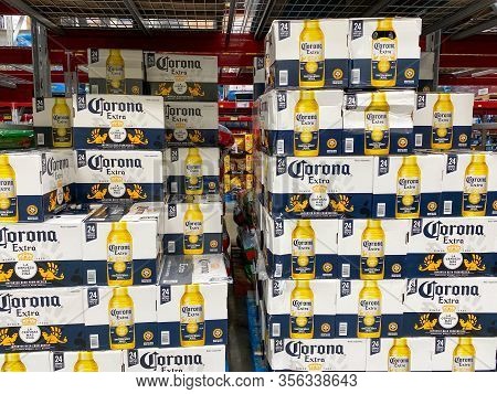 Orlando, Fl/usa-3/12/20: A Display Of Boxes Of Bottles Of Corona Extra On A Display Shelf Of A Sams 