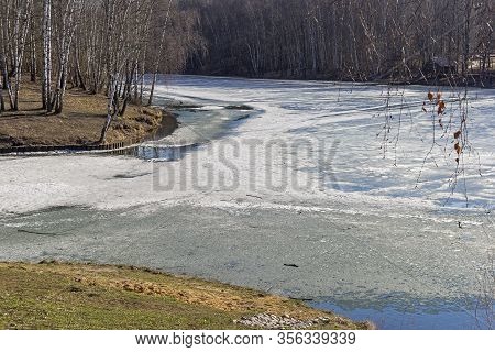 Ice Melts On The Surface Of The Pond Under The Rays Of The Spring Sun. Landscape Reserve 