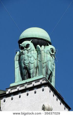 Coruja, detalhe do Estado nacional croata arquivos edifício em Zagreb, Croácia