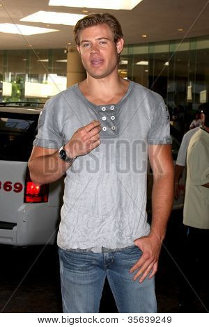 LOS ANGELES - 2 AUG: Trevor Donovan aankomt op het Hallmark Channel TCA Press Tour 2012 op Beverly 