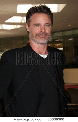 LOS ANGELES - 2 aug: Dylan Neal มาที่ 2012 ทัวร์กด TCA ช่องของจุดเด่นที่ Beverly Hilt