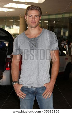 LOS ANGELES - 2 AUG: Trevor Donovan aankomt op het Hallmark Channel TCA Press Tour 2012 op Beverly 