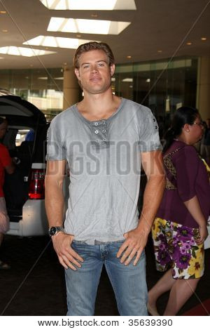 LOS ANGELES - 2 AUG: Trevor Donovan aankomt op het Hallmark Channel TCA Press Tour 2012 op Beverly 