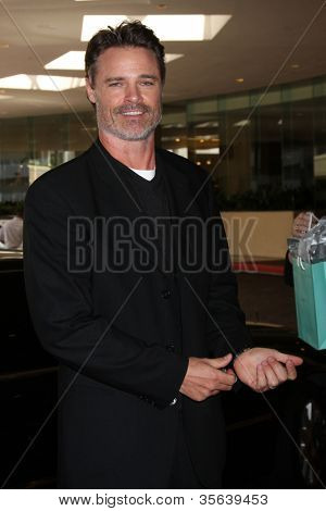 LOS ANGELES - 2 aug: Dylan Neal มาที่ 2012 ทัวร์กด TCA ช่องของจุดเด่นที่ Beverly Hilt