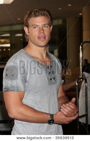LOS ANGELES - 2 AUG: Trevor Donovan aankomt op het Hallmark Channel TCA Press Tour 2012 op Beverly 