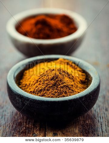 Currypulver und Paprika in kleinen Behältern