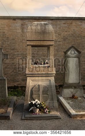 Venice/italy - October 13, 2019: Grave Of Famous Russian Ballet Impresario Serge Diaghilev At The Gr