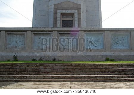 Quezon City, Ph-oct 4: Quezon Memorial Circle Shrine Art Sculpture On October 4, 2015 In Quezon City