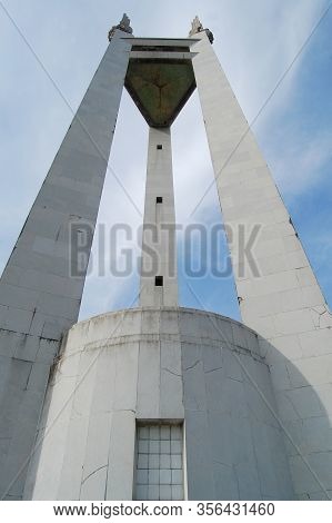 Quezon City, Ph-oct 4: Quezon Memorial Circle Shrine On October 4, 2015 In Quezon City, Philippines.