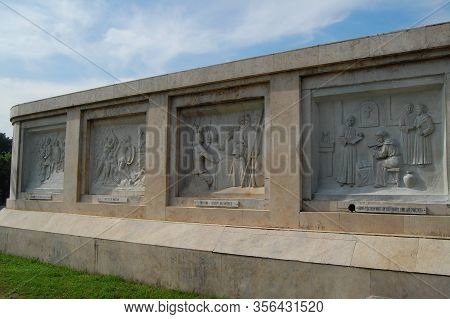 Quezon City, Ph-oct 4: Quezon Memorial Circle Shrine Art Sculpture On October 4, 2015 In Quezon City