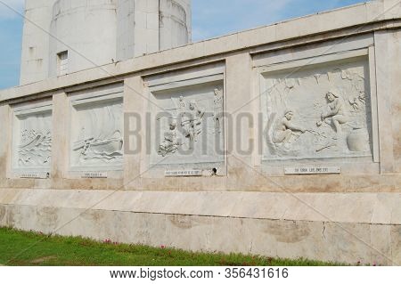Quezon City, Ph-oct 4: Quezon Memorial Circle Shrine Art Sculpture On October 4, 2015 In Quezon City