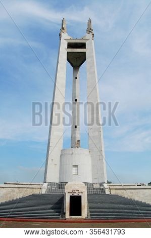 Quezon City, Ph-oct 4: Quezon Memorial Circle Shrine On October 4, 2015 In Quezon City, Philippines.