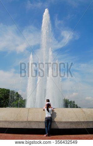 Quezon City, Ph-oct 4: Quezon Memorial Circle Shrine And Fountain On October 4, 2015 In Quezon City,