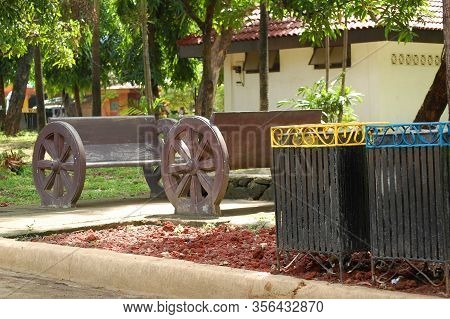 Quezon City, Ph-oct 4: Quezon Memorial Circle Shrine Bench On October 4, 2015 In Quezon City, Philip