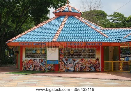 Quezon City, Ph-oct 4: Quezon Memorial Circle Of Fun Booth Facade On October 4, 2015 In Quezon City,