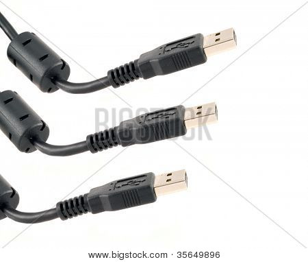 Alguns cabos usb em um fundo branco