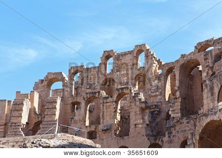 Zbourány staré stěny a oblouky ruin v tuniské amfiteátr v El Djem, Tunisko