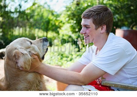 Golden Retriver köpek birlikte kucaklayan ile mutlu genç genç