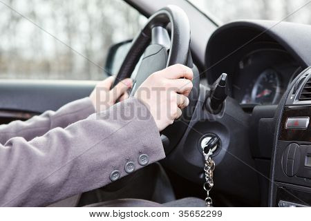 Vrouwelijke handen op het Steering Wheel In Land voertuig