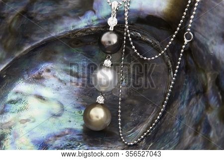 Pendant With Tahitian Black, Tahitian White And Gold South Sea Pearl On Mother Of Pearl Shell (pinct