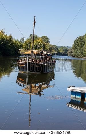 Beynac Et Cazenac, Dordogne, France - September 4, 2018: A Tourist Boat, In French Called Gabare, On