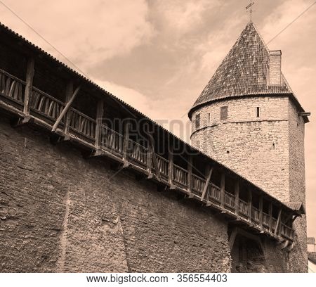 Tallinn, Estonia -september 18, 2015: The Wall Connecting Nunna, Sauna And Kuldjala Towers To Imagin