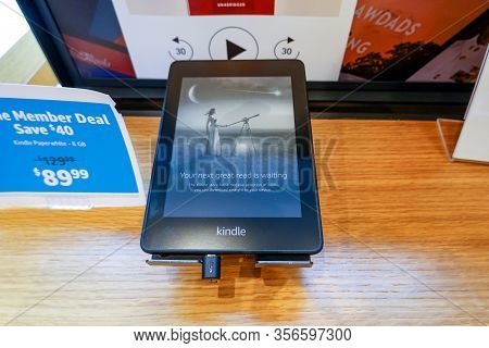 Seattle, Wa/usa-9/15/19: An Amazon Kindle Paperwhite Device On Sale At An Amazon Book Store.