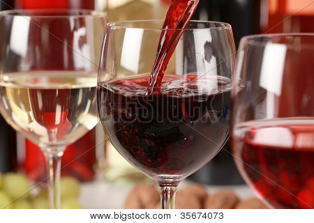 Vin hælde i en vin glas