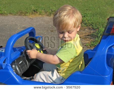 Boy im Auto