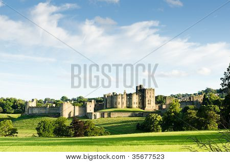 Kaukana Alnwick Castle
