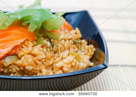 Riso giapponese, verdure e salmone.
