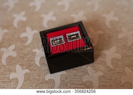 Beautiful Mens Cufflinks, Wedding Cufflinks, Stylish Cufflinks. Black Box.