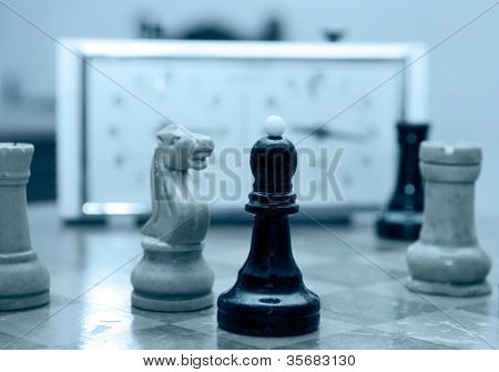 Piezas de ajedrez sobre una mesa durante el tiempo de juego.