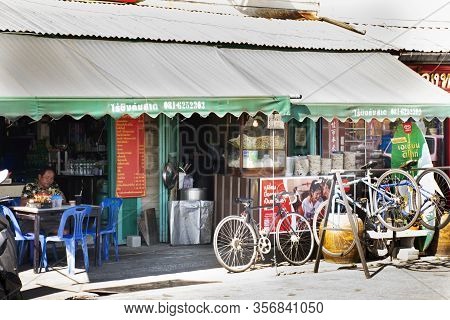 Nakhon Pathom, Thailand - November 26 : Traffic Road And Thai People Shopping And Buy Food Product A