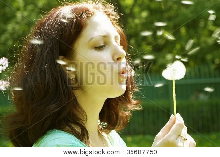 Mädchen mit einem Löwenzahn