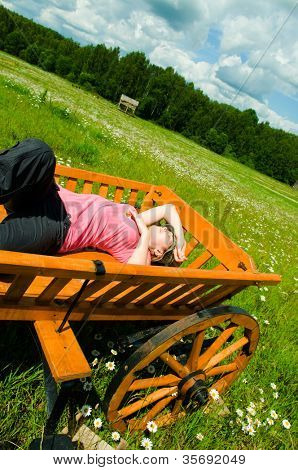 dívka ve vozidle