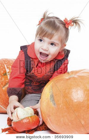 kleines Mädchen in eine orange Weste