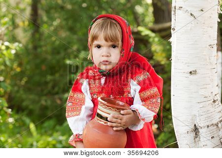 kleines MÃ¤dchen in russische Tracht