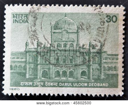 อินเดีย - เซอร์กา 1980: แสตมป์พิมพ์แสดงอินเดียเก่าพาดาเกี่ยวกับศาสตร์ Deoband เซอร์กา 1980