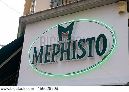 Bordeaux , Aquitaine  France - 05 17 2022 : Mephisto Sign Text And Green Brand Logo Shop Wall Facade