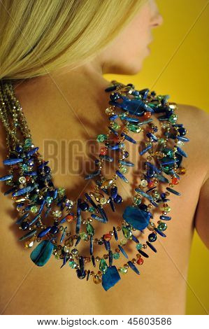 Collar usando modelo topless